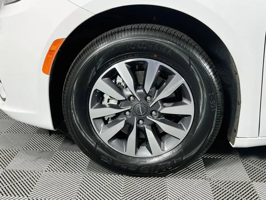 Used 2023 Chrysler Pacifica Touring-L FWD image 32