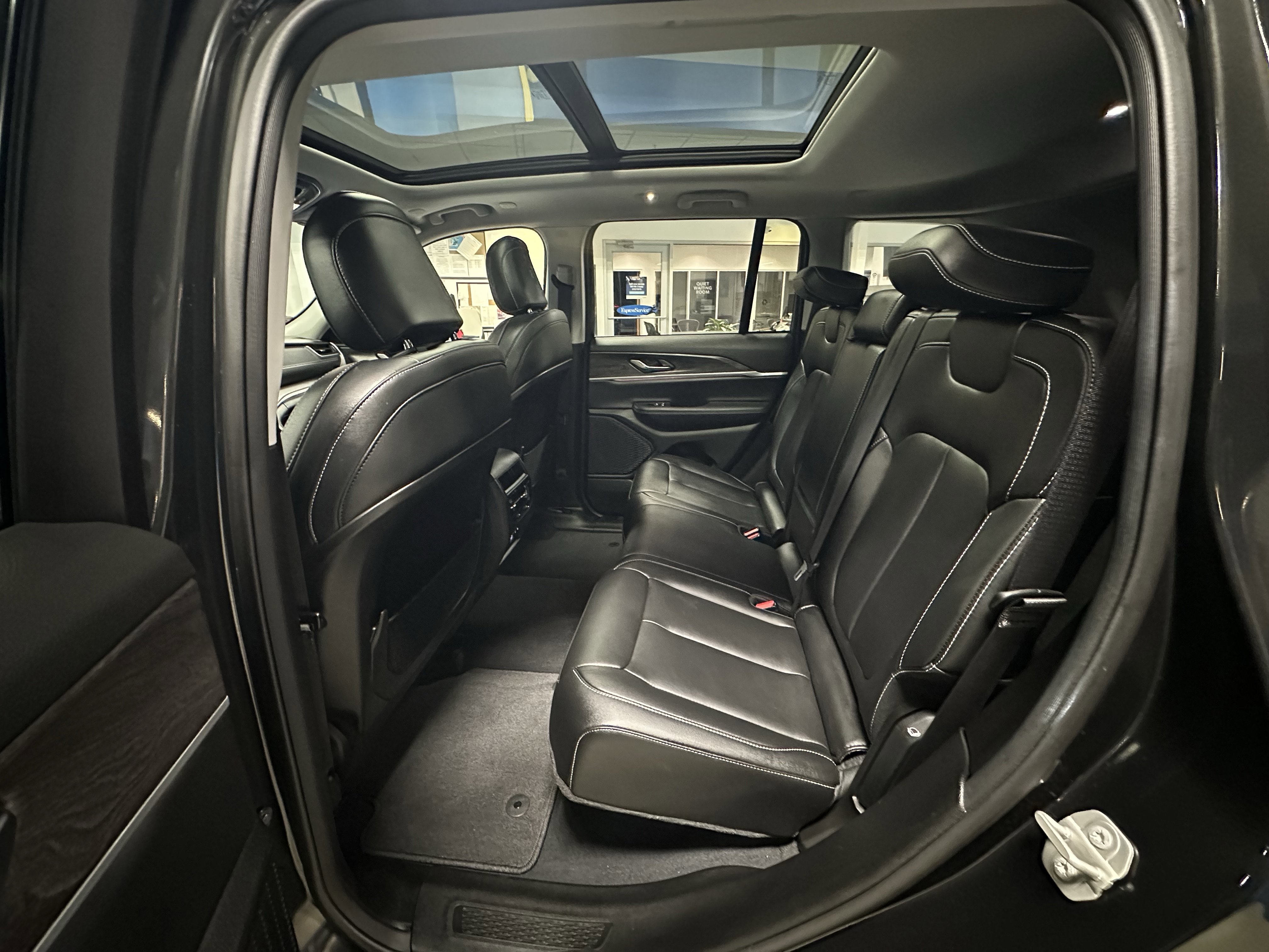 Used 2023 Jeep Grand Cherokee Limited image 18