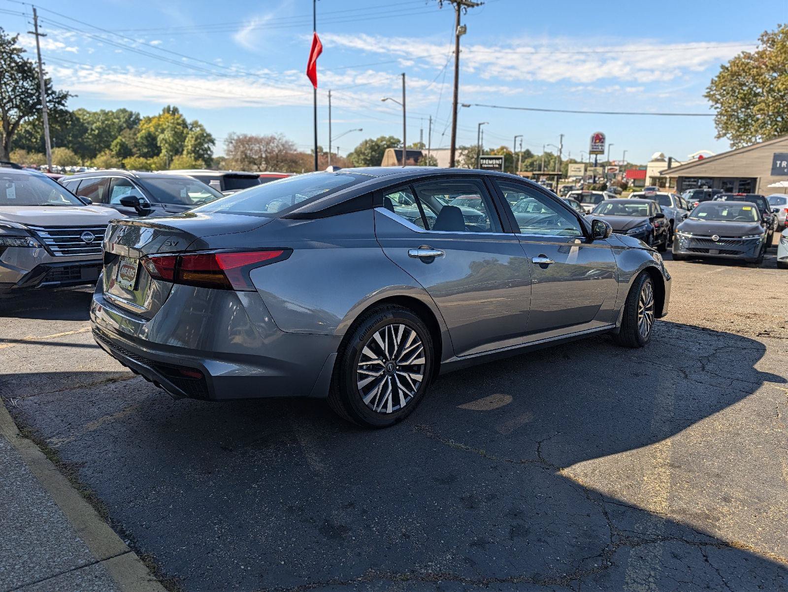 Used 2024 Nissan Altima 2.5 SV w/ SV Premium Package FWD image 12