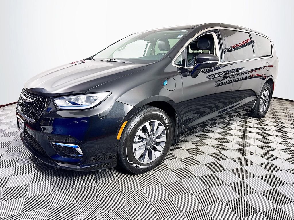 Used 2022 Chrysler Pacifica Touring-L FWD image 3