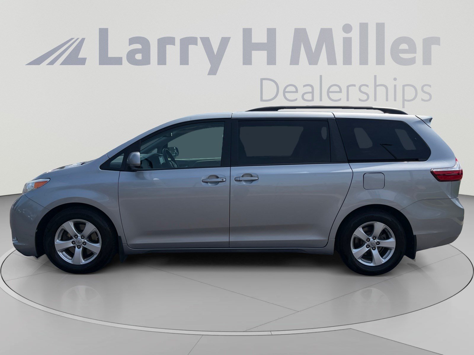Used 2015 Toyota Sienna LE FWD image 2