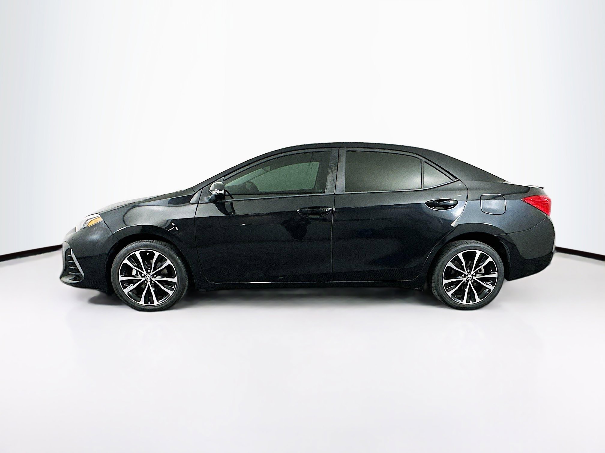 Used 2018 Toyota Corolla SE w/ SE Premium Package FWD image 4