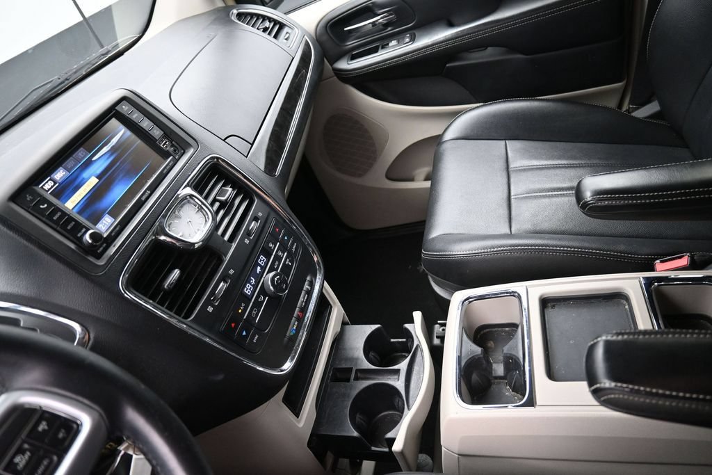 Used 2014 Chrysler Town & Country Touring FWD image 18