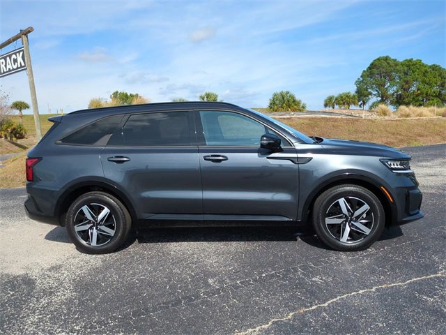 Used 2023 Kia Sorento S image 4
