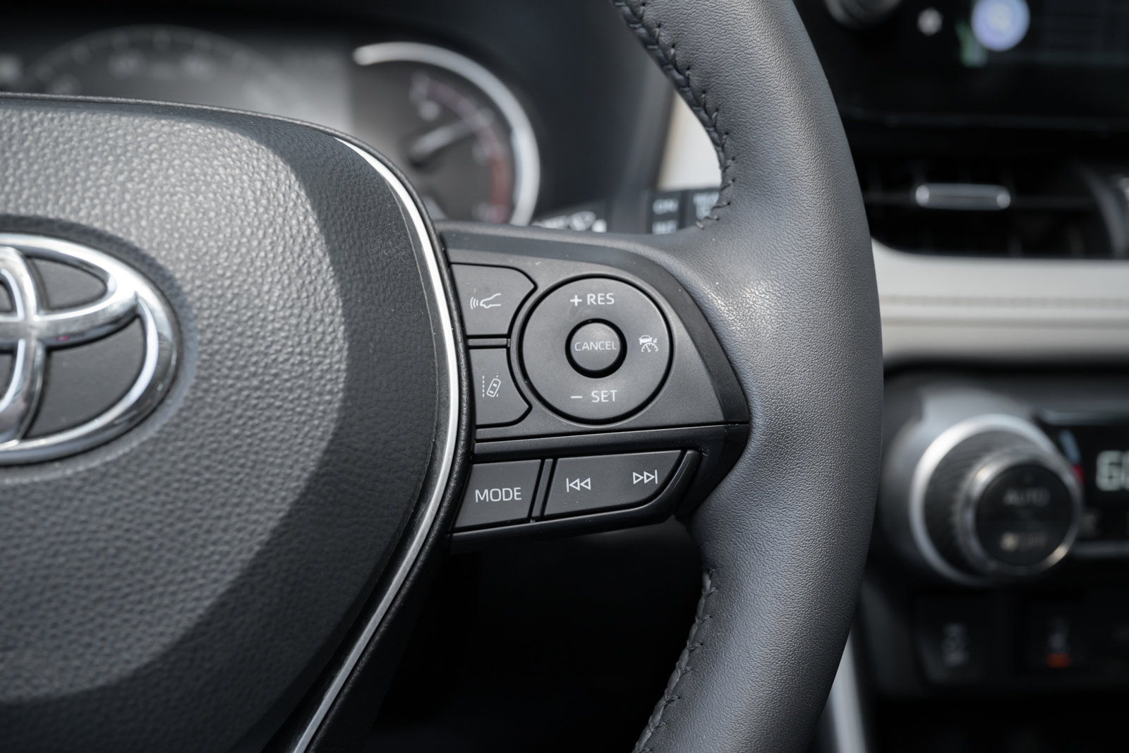 Used 2023 Toyota RAV4 XLE Premium image 25