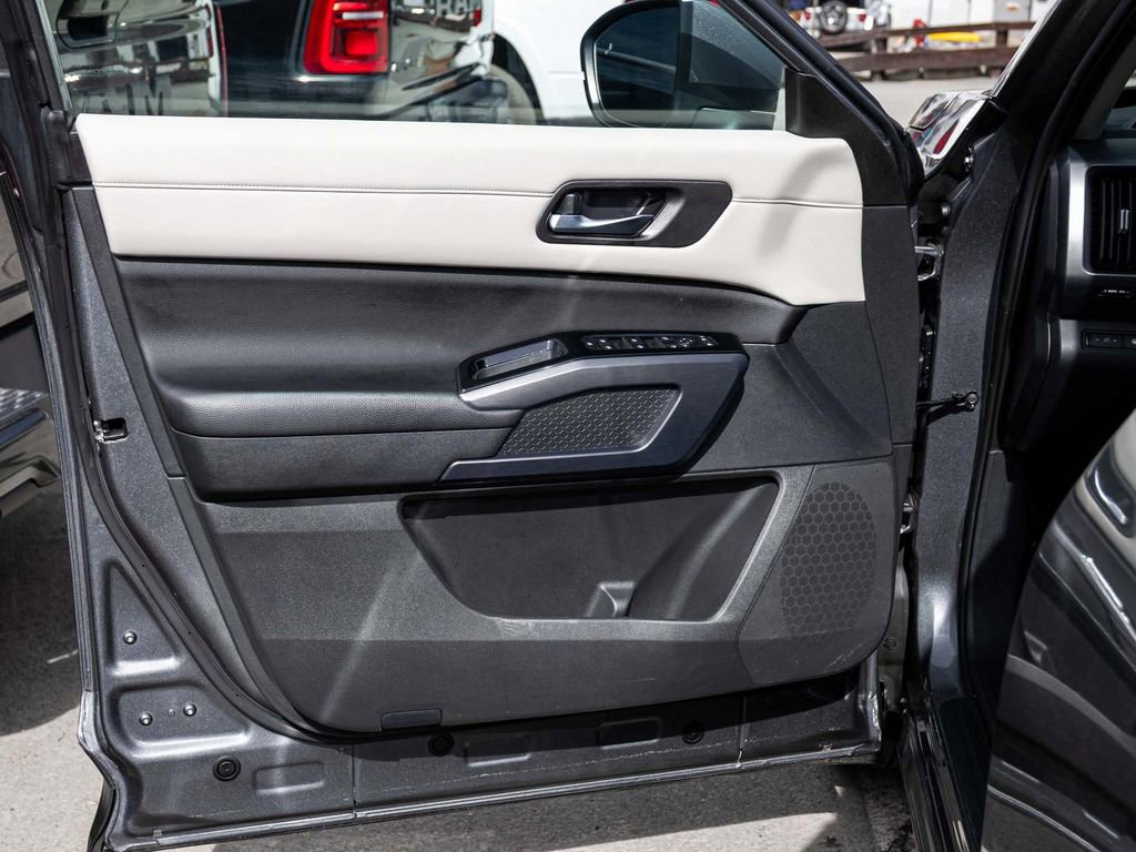 Used 2023 Nissan Pathfinder SL AWD/4WD image 11