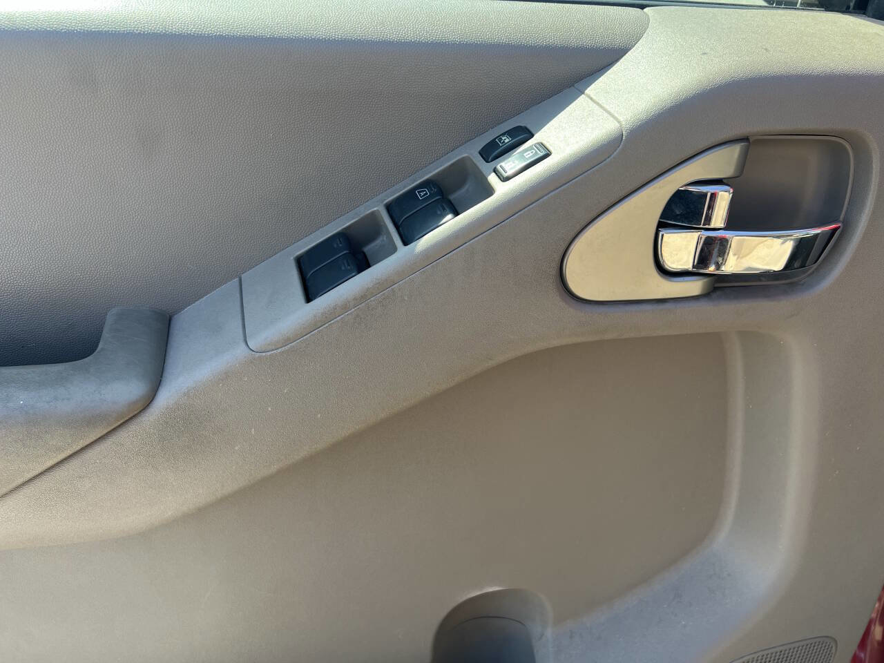 Used 2011 Nissan Frontier SV image 9