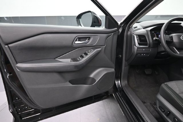Used 2026 Nissan Rogue SV FWD image 16