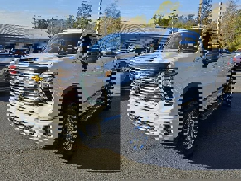 Used 2024 Chevrolet Silverado 2500 High Country w/ High Country Premium Package image 3