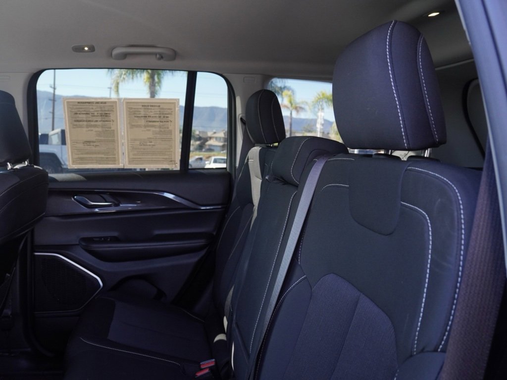 Certified 2022 Jeep Grand Cherokee Laredo w/ Luxury Tech Group I image 22