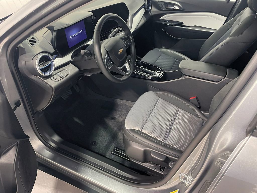 Used 2025 Chevrolet Trax LT w/ LT Convenience Package FWD image 3