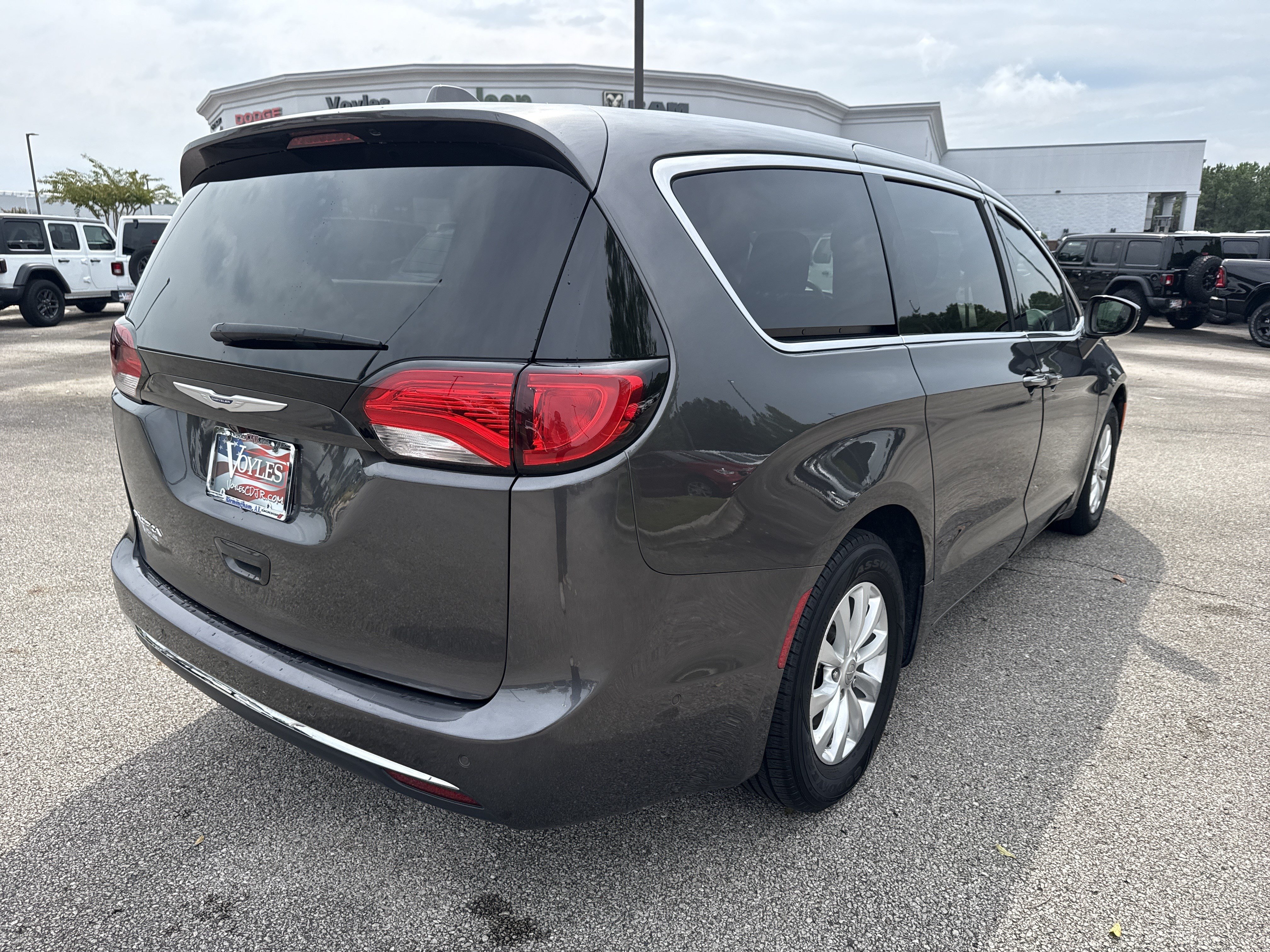 Used 2019 Chrysler Pacifica Touring Plus w/ Advanced Safetytec Group FWD image 7
