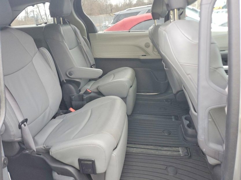 Used 2024 Toyota Sienna Limited image 9