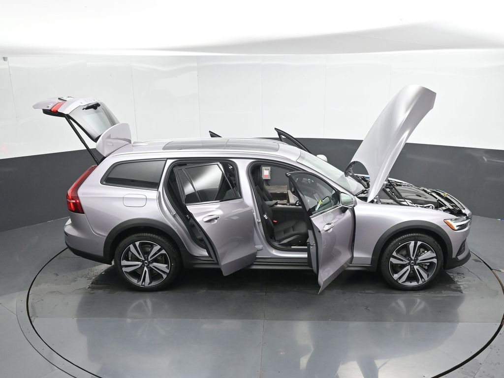 New 2026 Volvo V60 B5 Cross Country Plus w/ Climate Package AWD/4WD image 48