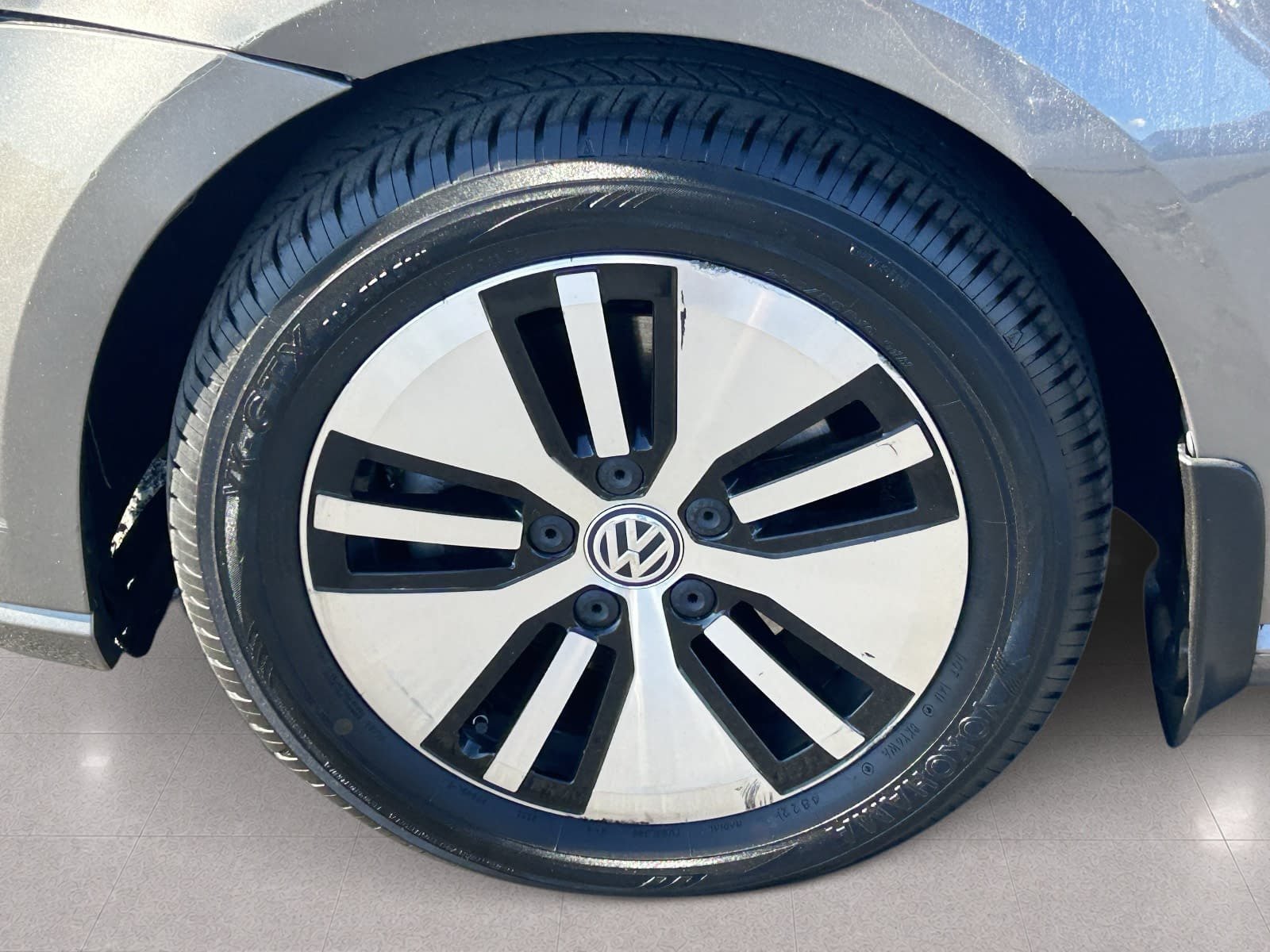 Used 2016 Volkswagen e-Golf SE w/ DC Fast Charging Package FWD image 11