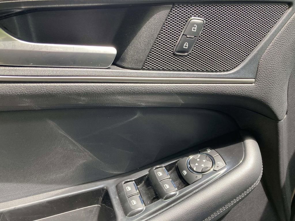 Used 2019 Ford Edge SEL w/ Equipment Group 201A FWD image 11