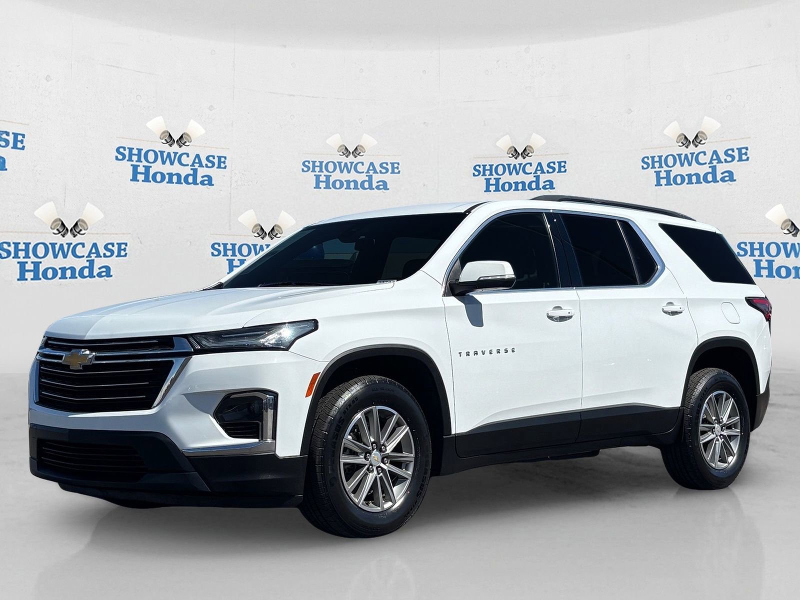 Used 2023 Chevrolet Traverse LT image 2