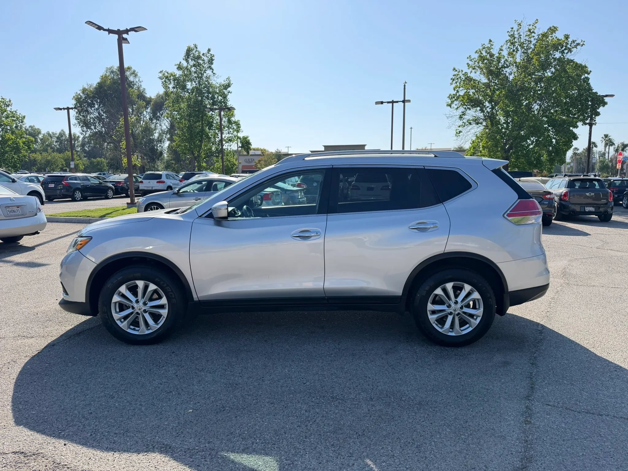 Used 2014 Nissan Rogue SV FWD image 6