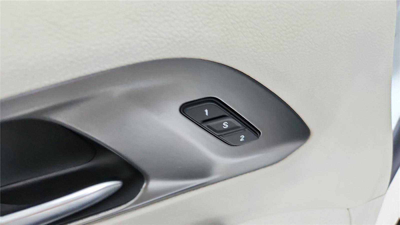 Used 2023 Chrysler Pacifica Touring-L FWD image 12