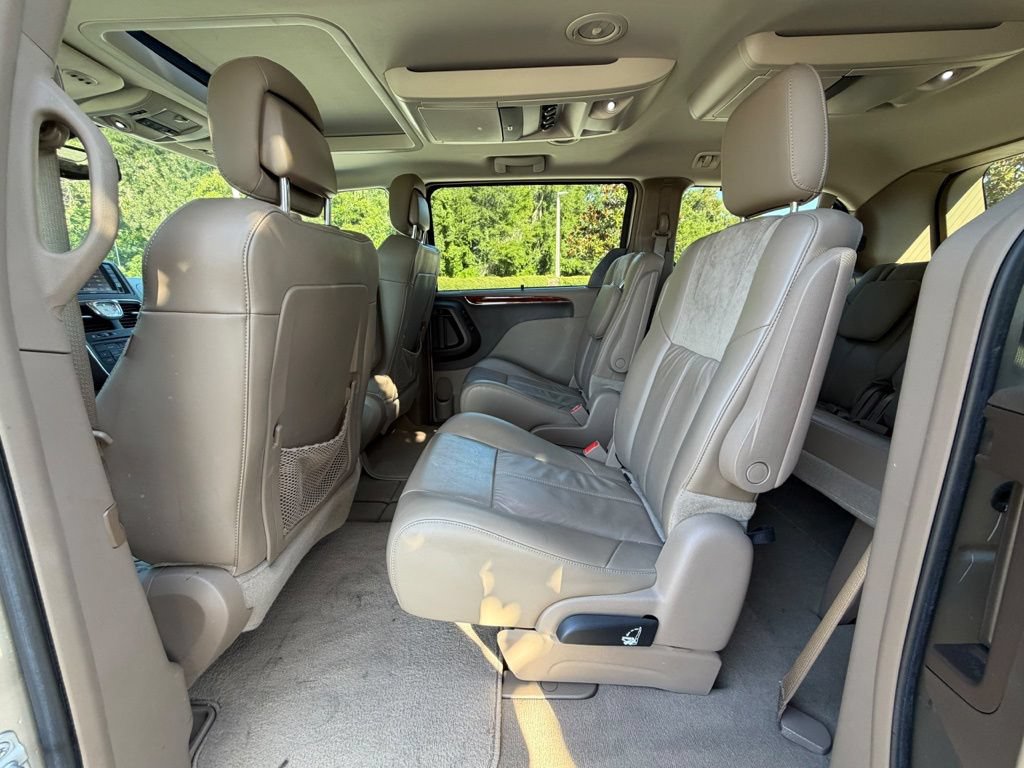 Used 2016 Chrysler Town & Country Limited Platinum FWD image 23