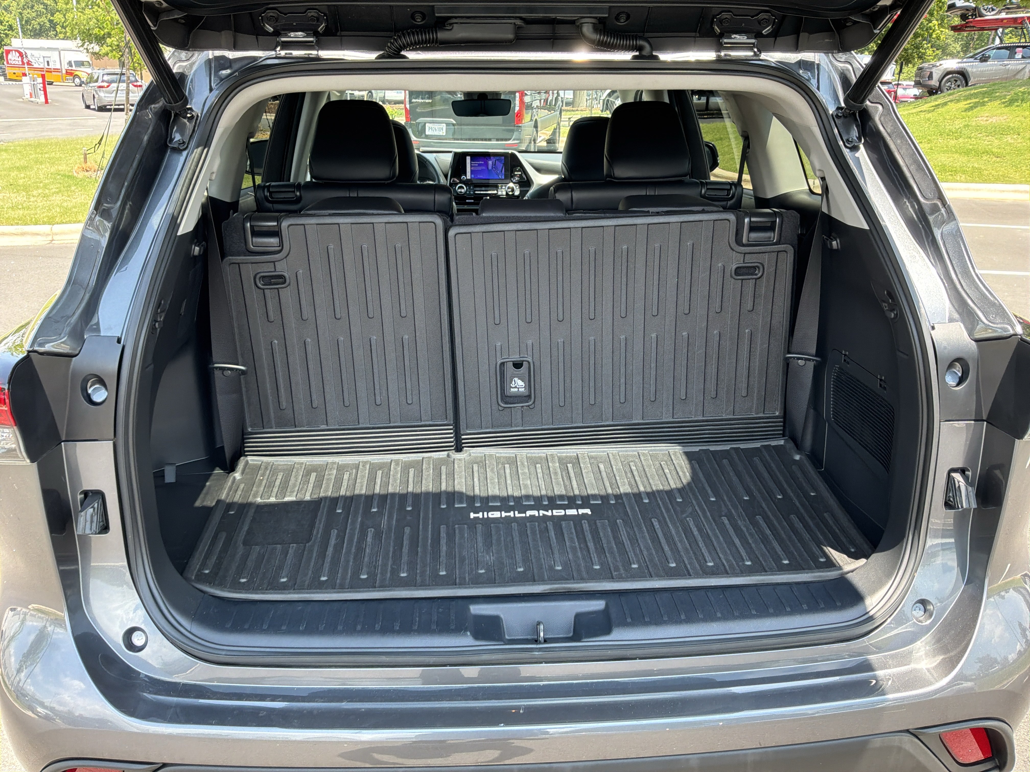 Used 2023 Toyota Highlander XLE FWD image 53