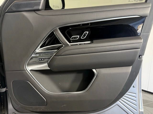Certified 2025 Land Rover Range Rover SE image 18