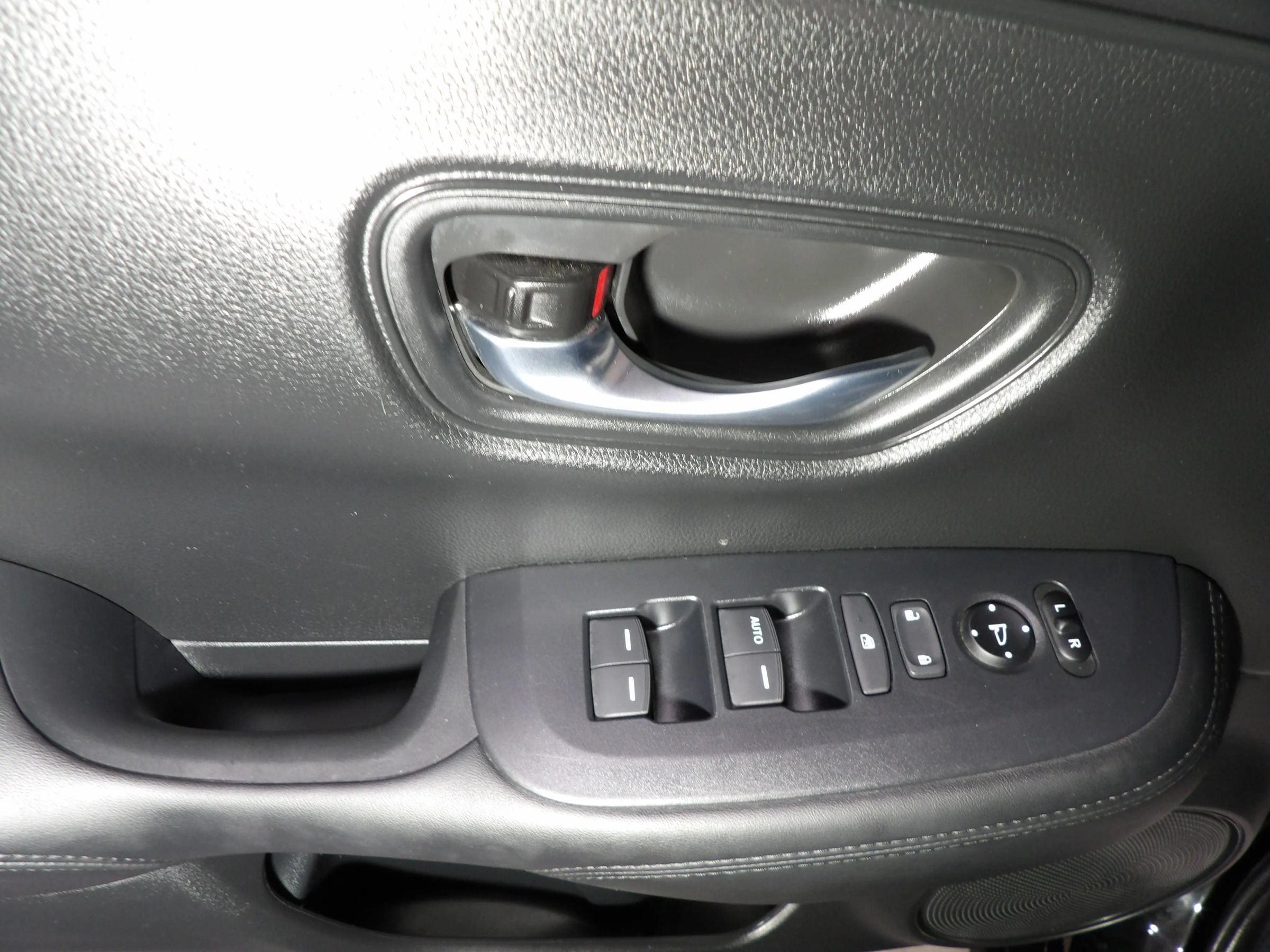 Used 2025 Honda HR-V LX image 9