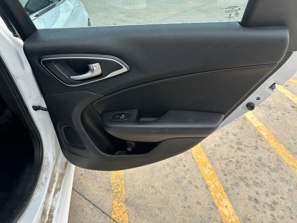 Used 2017 Chrysler 200 Limited Platinum FWD image 27