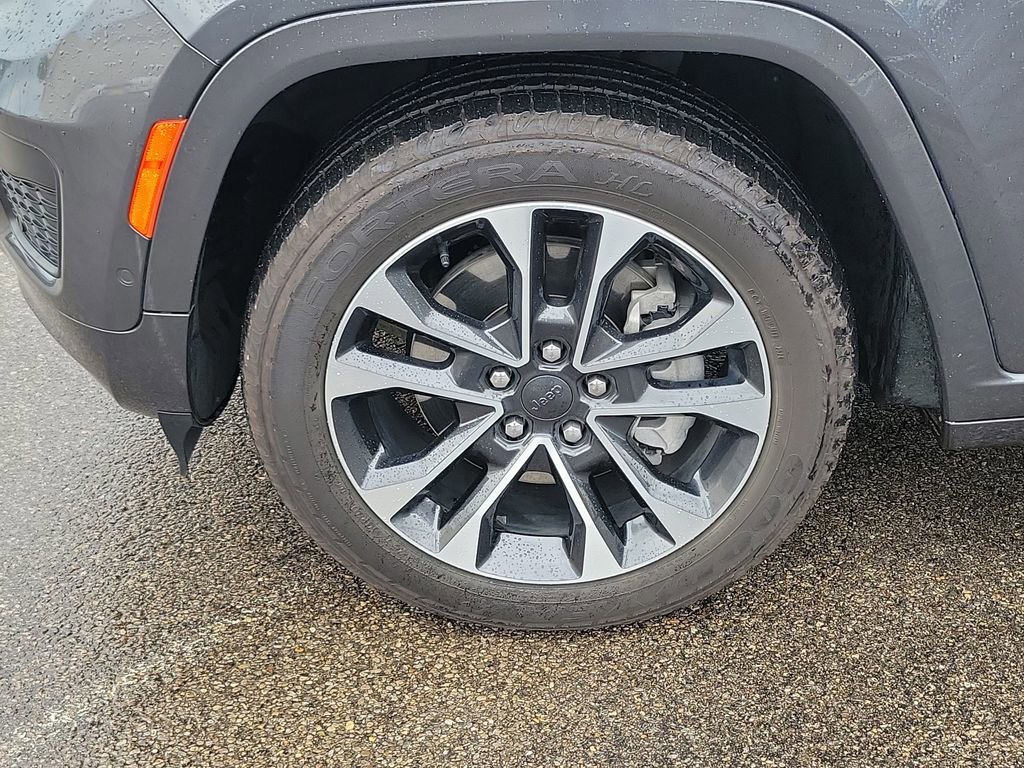Used 2022 Jeep Grand Cherokee L Overland w/ Advanced Protech Group III AWD/4WD image 9