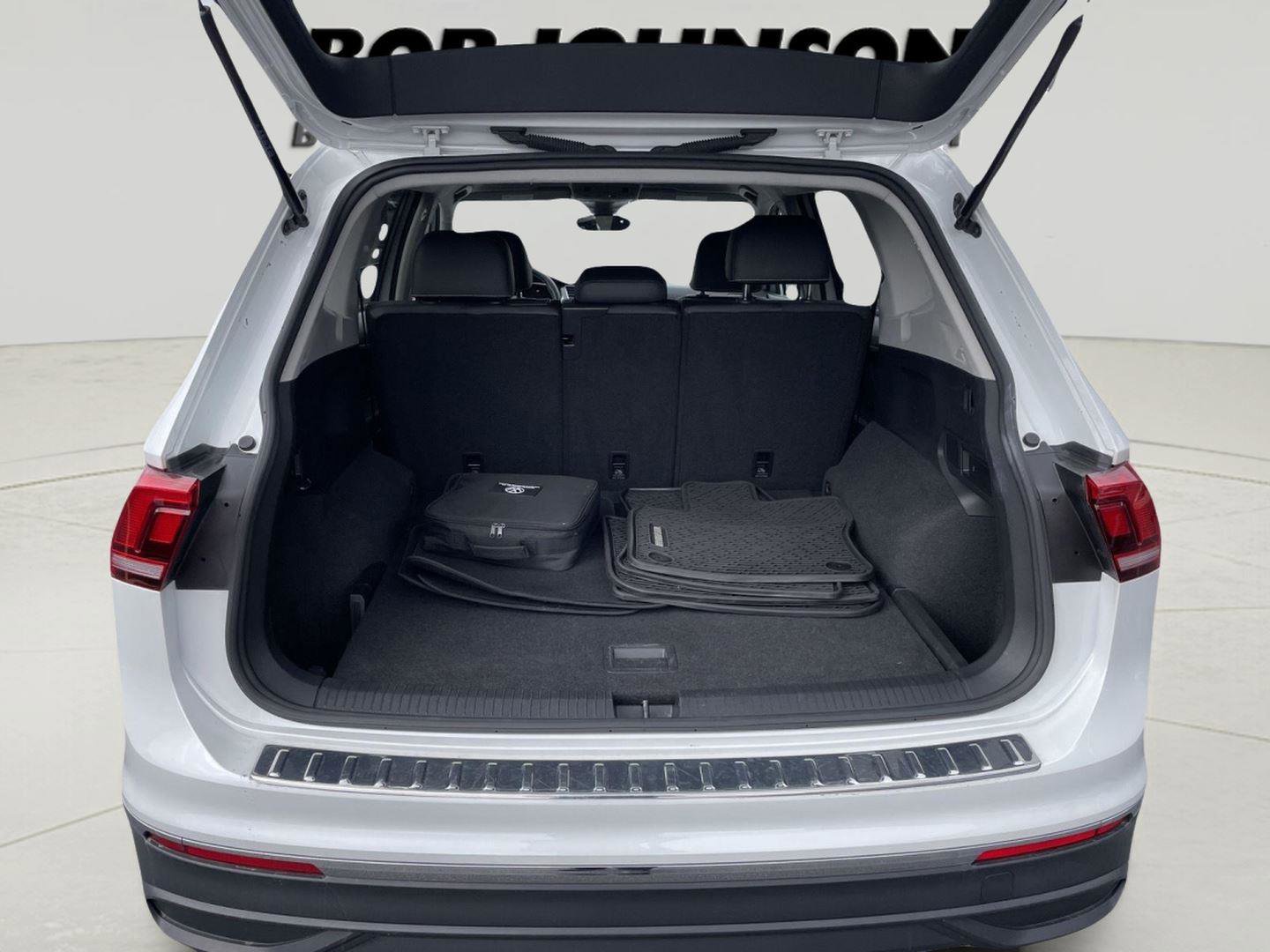 Used 2023 Volkswagen Tiguan SE AWD/4WD image 10