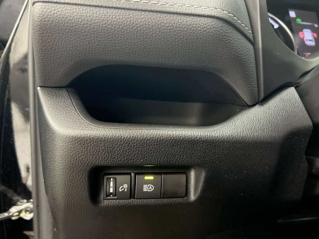 Used 2021 Toyota RAV4 LE AWD/4WD image 18