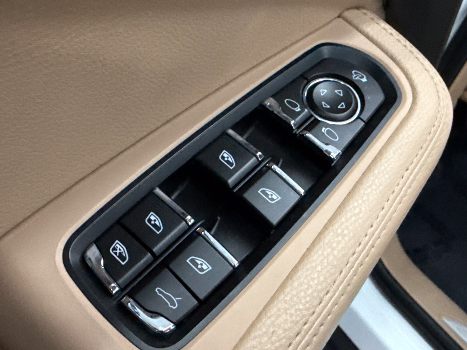 Used 2023 Porsche Macan S AWD/4WD image 18