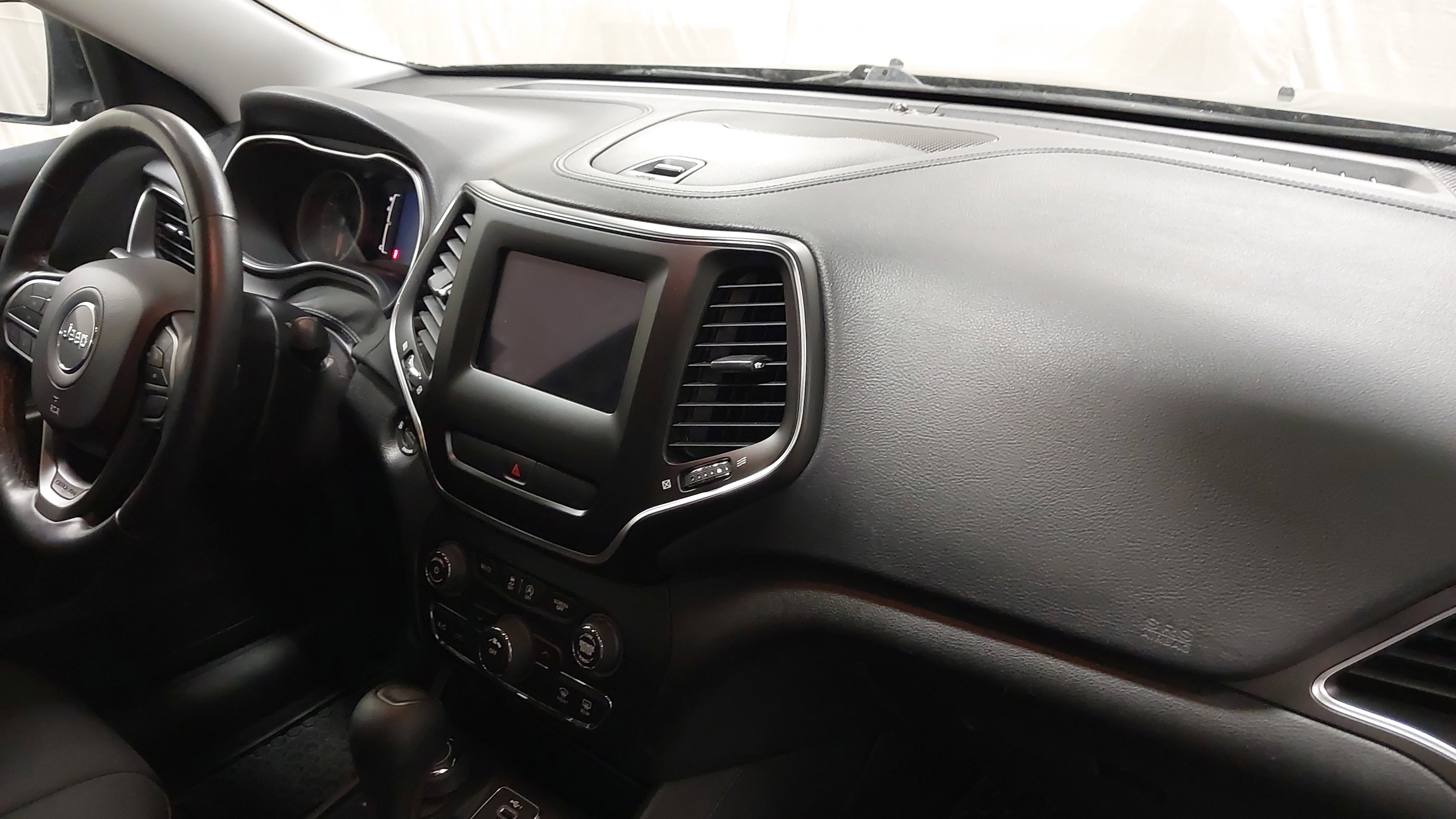 Used 2019 Jeep Cherokee Latitude w/ Cold Weather Group image 29