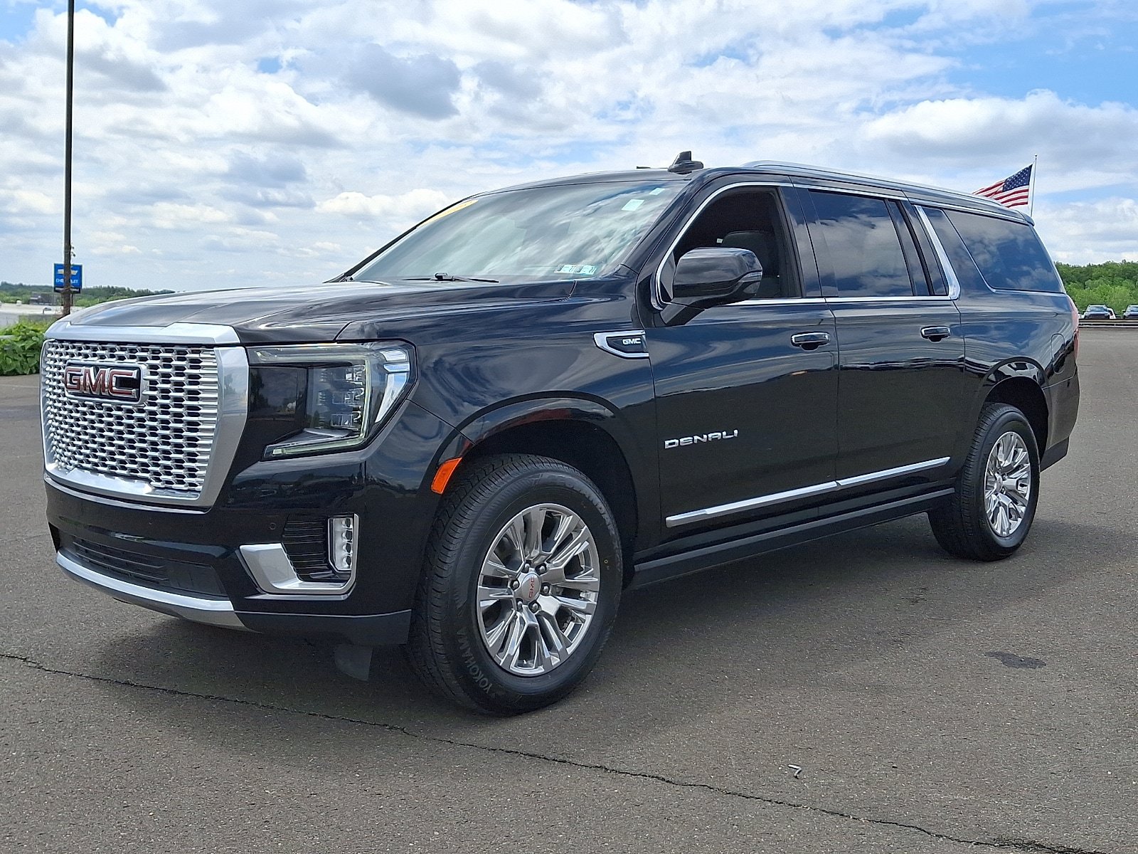 Used 2022 GMC Yukon XL Denali w/ Max Trailering Package AWD/4WD image 3