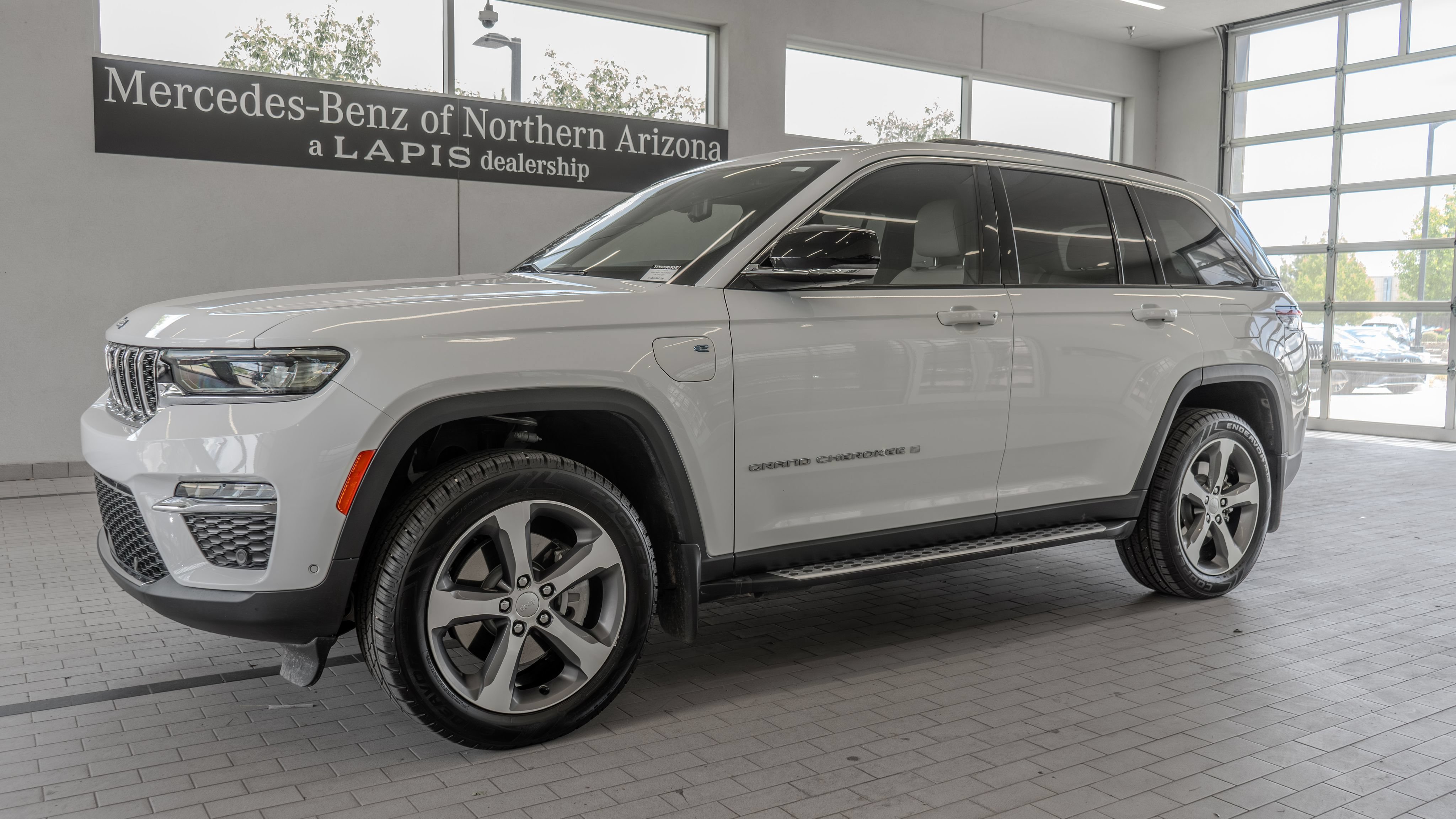 Used 2023 Jeep Grand Cherokee 4WD 4xe w/ Luxury Tech Group II image 3
