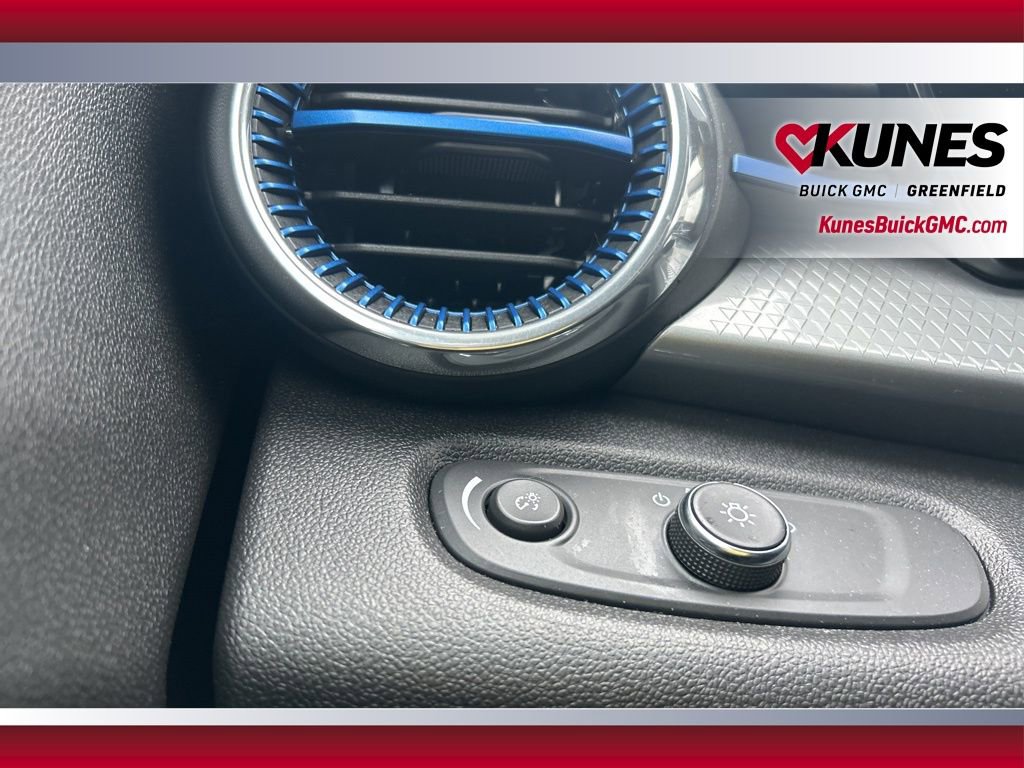 Used 2025 Chevrolet Trax LT image 32