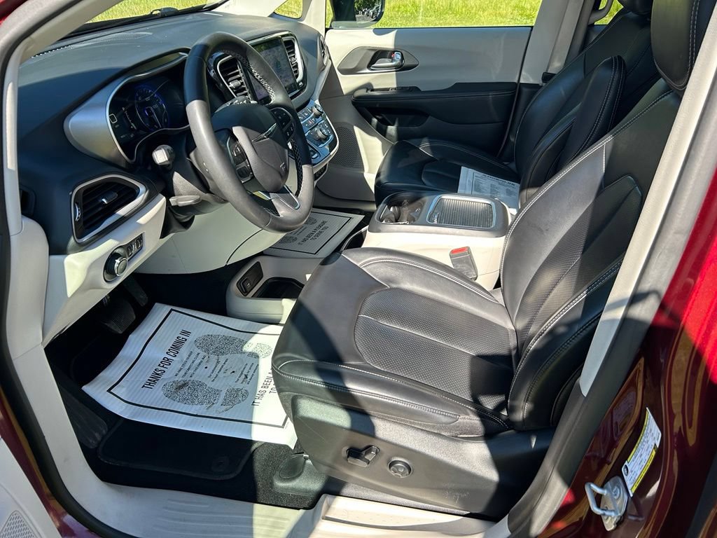Used 2023 Chrysler Pacifica Touring-L FWD image 10