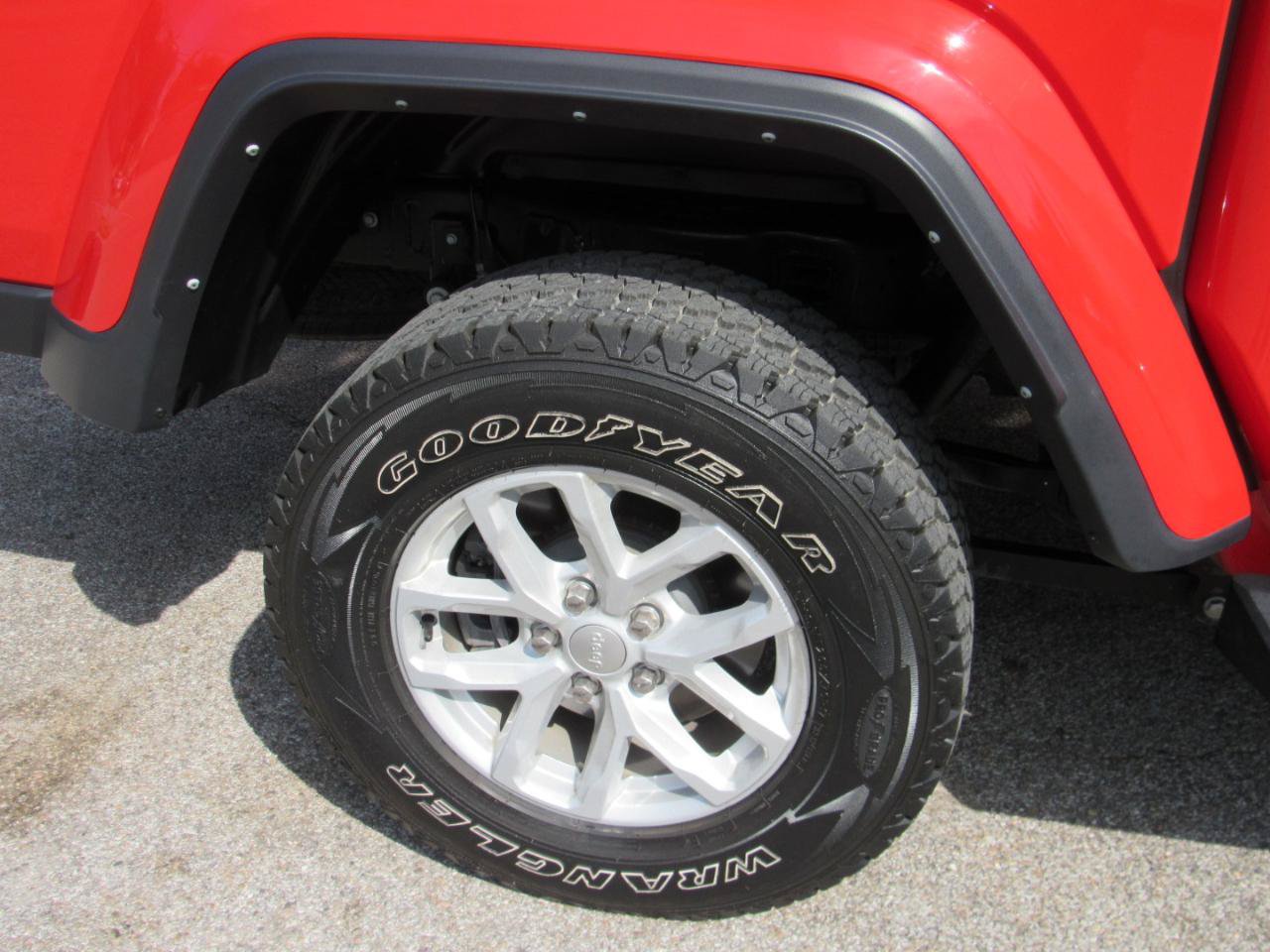 Used 2023 Jeep Gladiator Sport AWD/4WD image 4