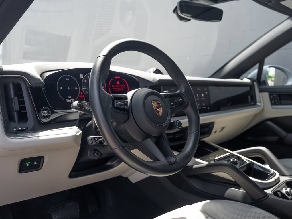 Used 2025 Porsche Cayenne Coupe AWD/4WD image 4