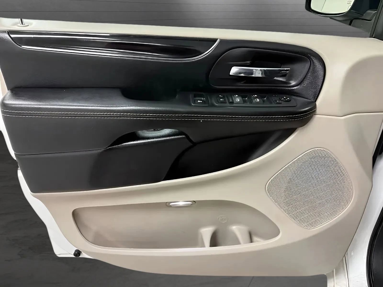 Used 2019 Dodge Grand Caravan SXT FWD image 9