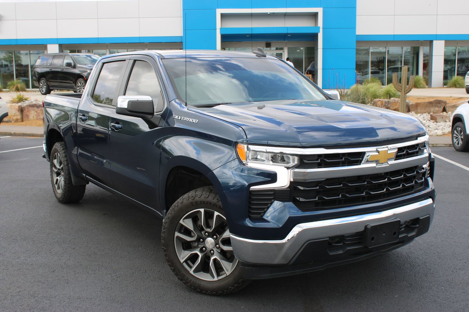 Used 2022 Chevrolet Silverado 1500 LT image 2