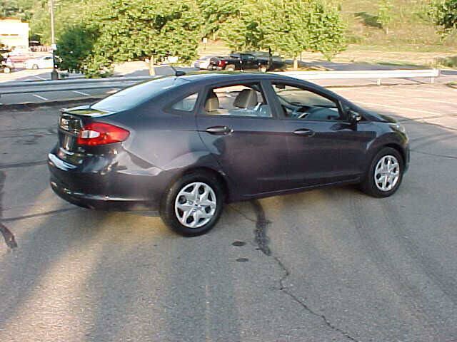 Used 2013 Ford Fiesta SE w/ Super Fuel Economy Pkg FWD image 6