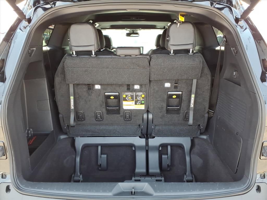 Used 2025 Toyota Sienna XLE Woodland Edition image 15