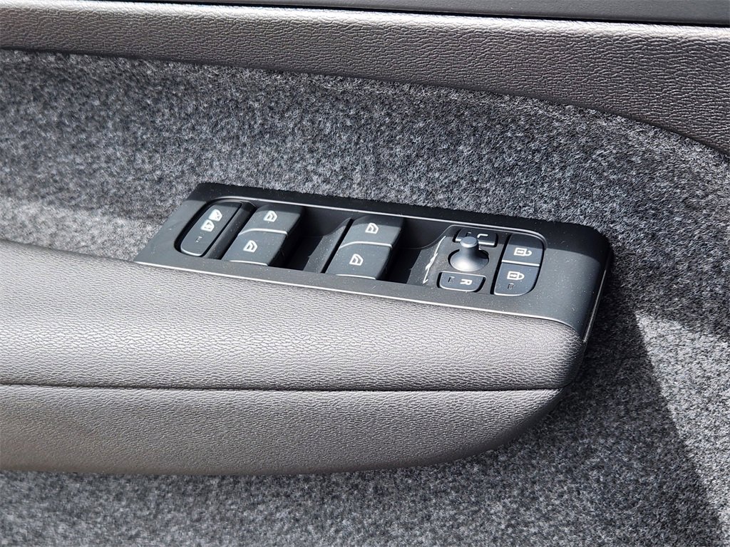 New 2025 Volvo XC40 B5 Ultra w/ Climate Package image 4