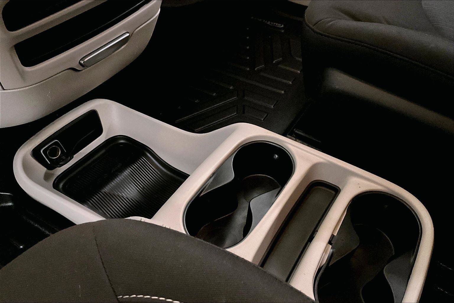 Used 2020 Chrysler Voyager L image 16