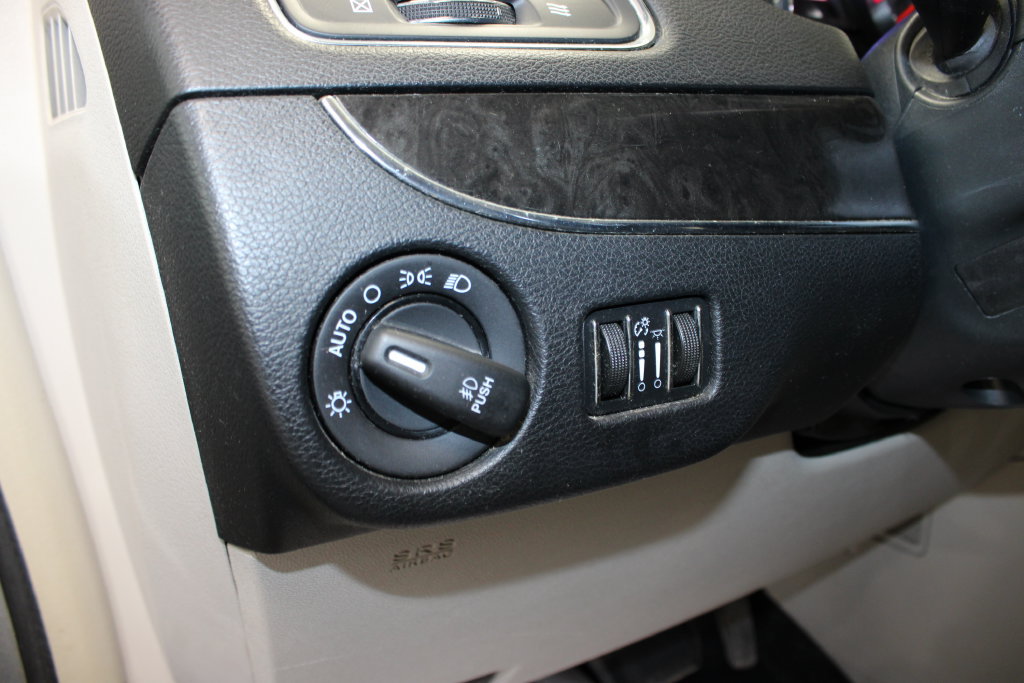 Used 2014 Chrysler Town & Country Touring FWD image 21