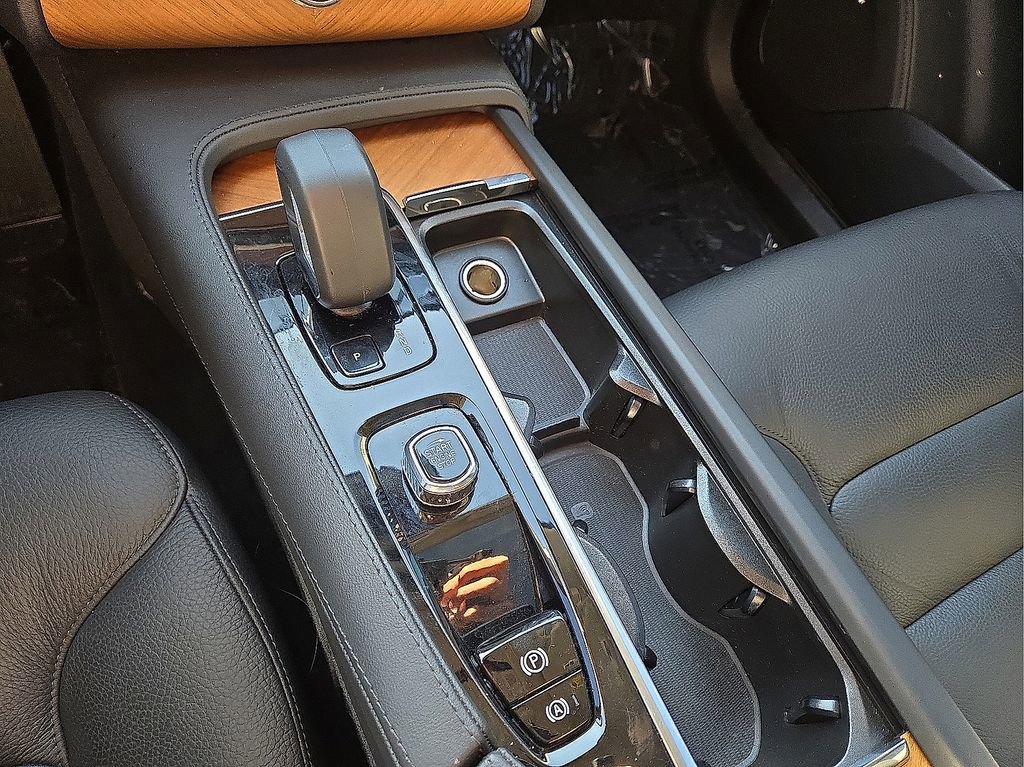 Certified 2025 Volvo XC90 B6 Ultra image 31
