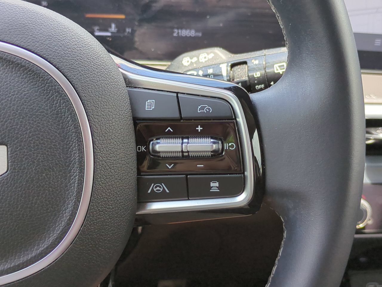 Certified 2025 Kia Sorento SX FWD image 21