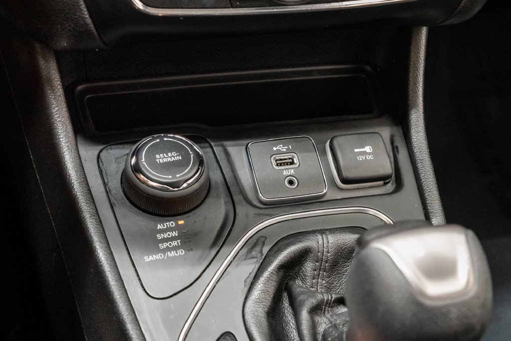 Used 2020 Jeep Cherokee Latitude w/ Cold Weather Group AWD/4WD image 19