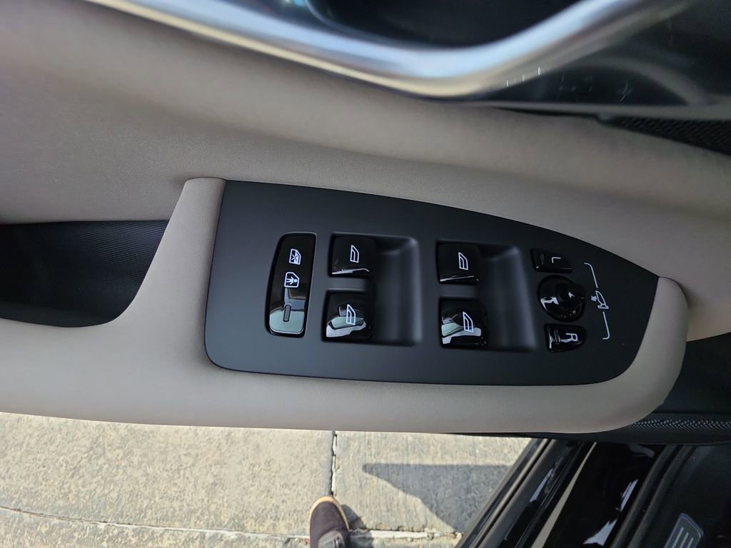 New 2026 Volvo XC90 B6 Plus w/ Protection Package Premier image 32